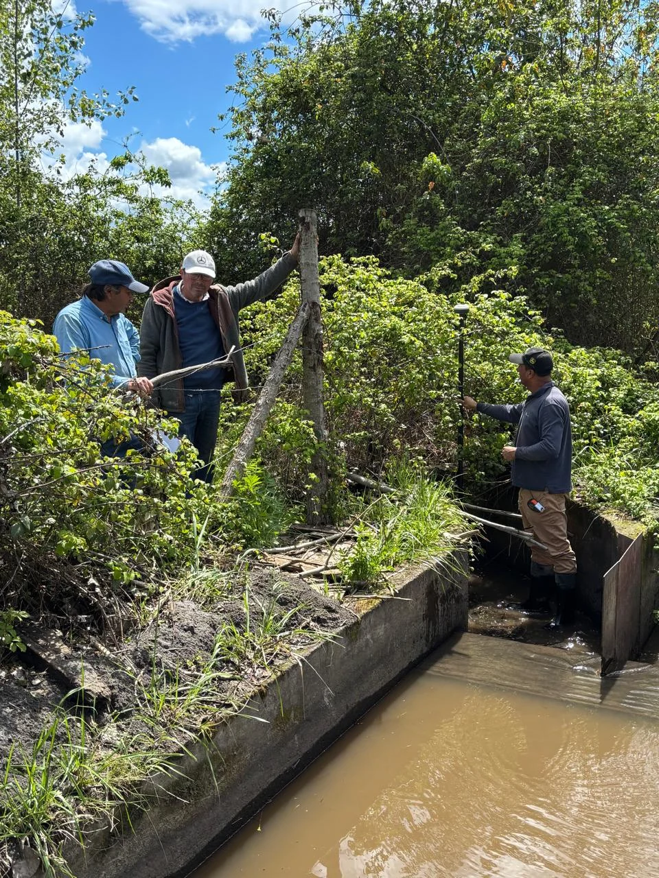Equipo revisando un canal durante labores de asesoría